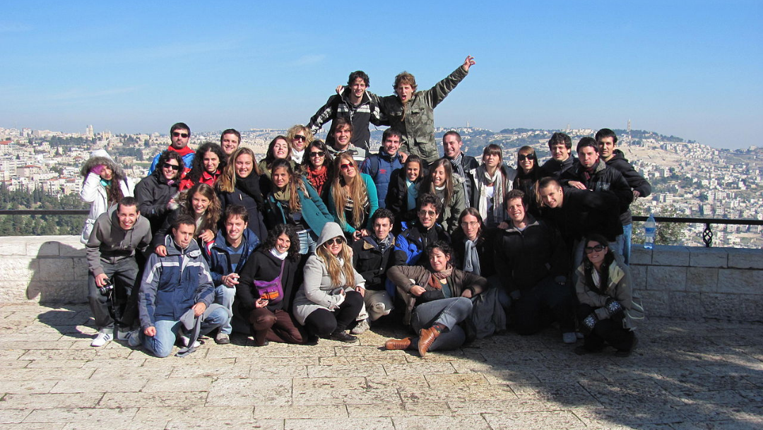 Birthright project group visiting Israel. Image by Luqux, Wikipedia.